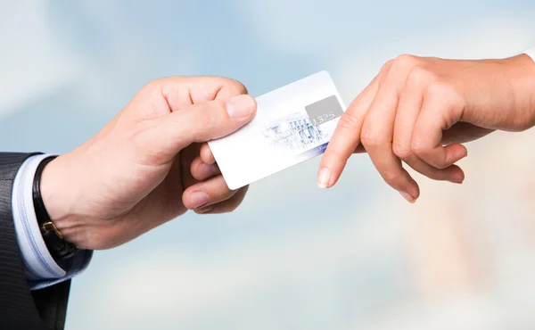 Передача кредитной карты — стоковое фото