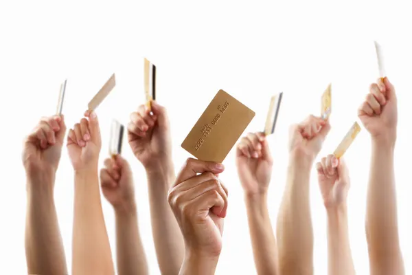 Много рук, холдинг Золотая кредитная карта — стоковое фото