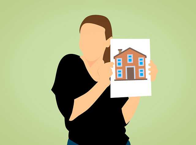 Закладная на квартиру по ипотеке в Сбербанке, девушка держит картинку дома в руках
